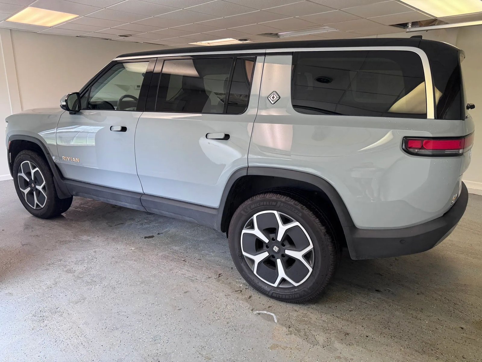 2023 Rivian R1S Adventure photo 2