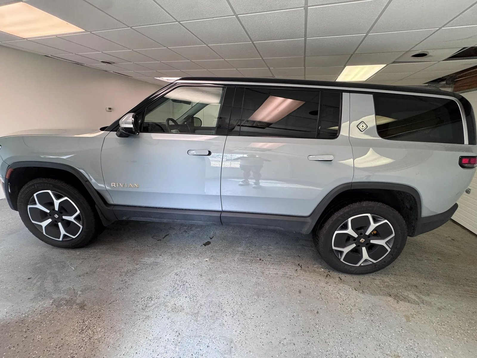 2023 Rivian R1S Adventure photo 3
