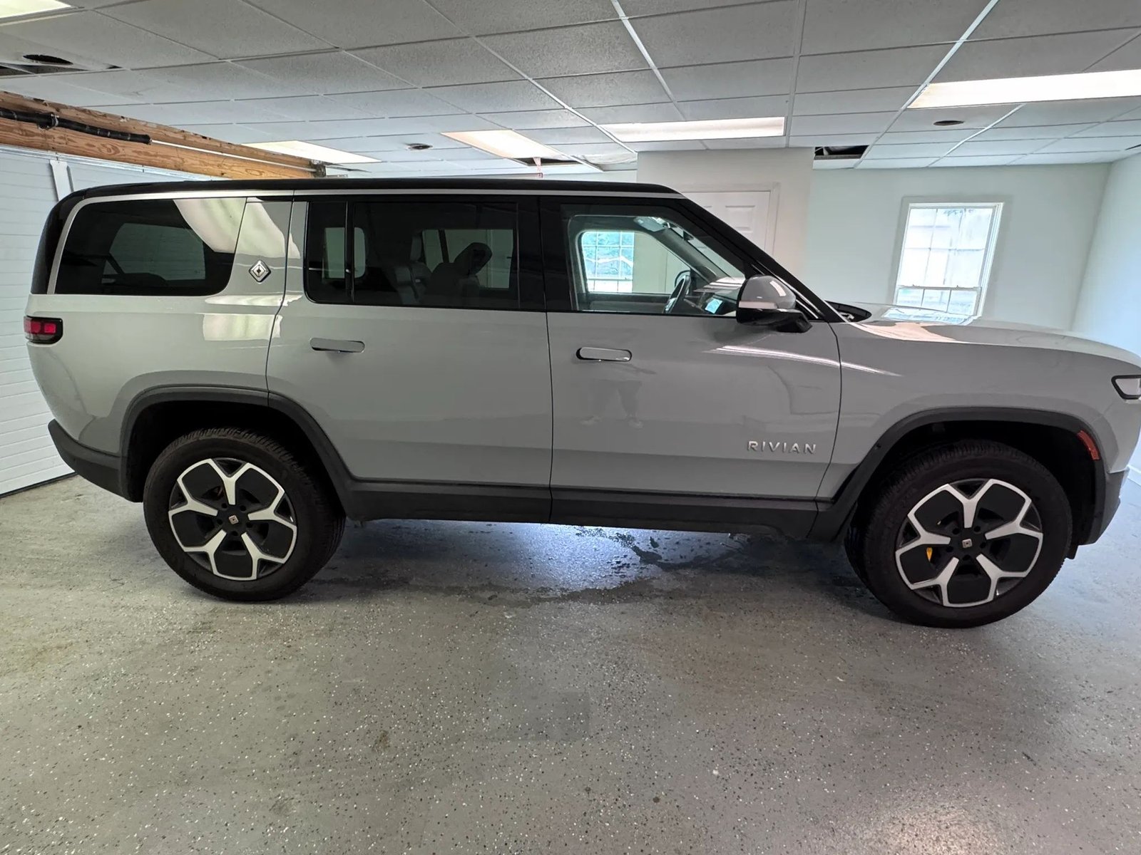 2023 Rivian R1S Adventure photo 4