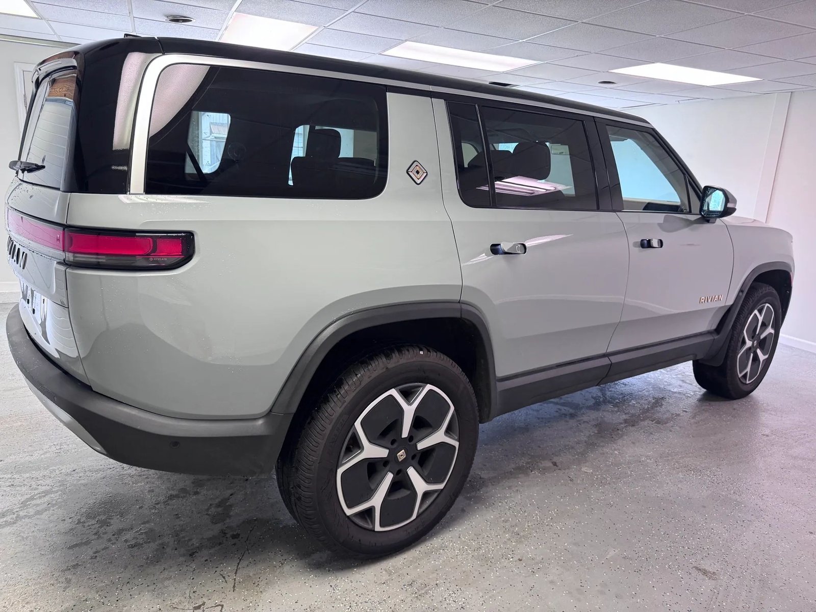 2023 Rivian R1S Adventure photo 5