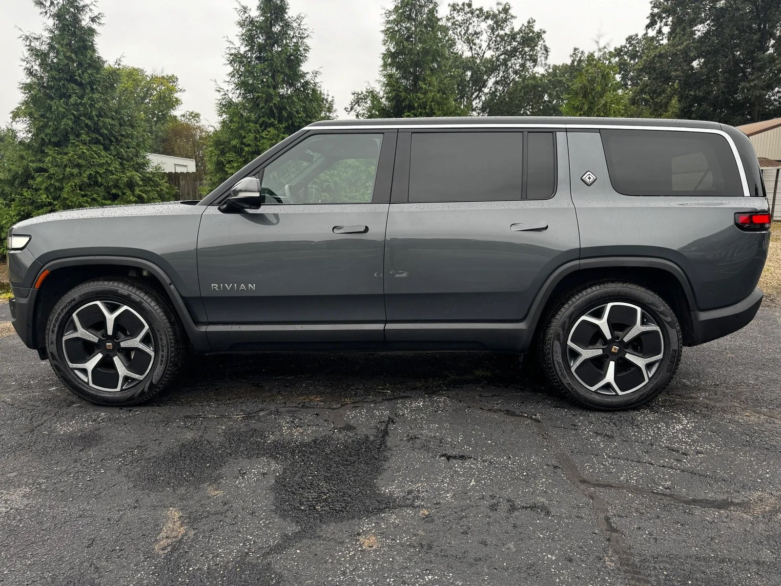 2024 Rivian R1S Adventure photo 2