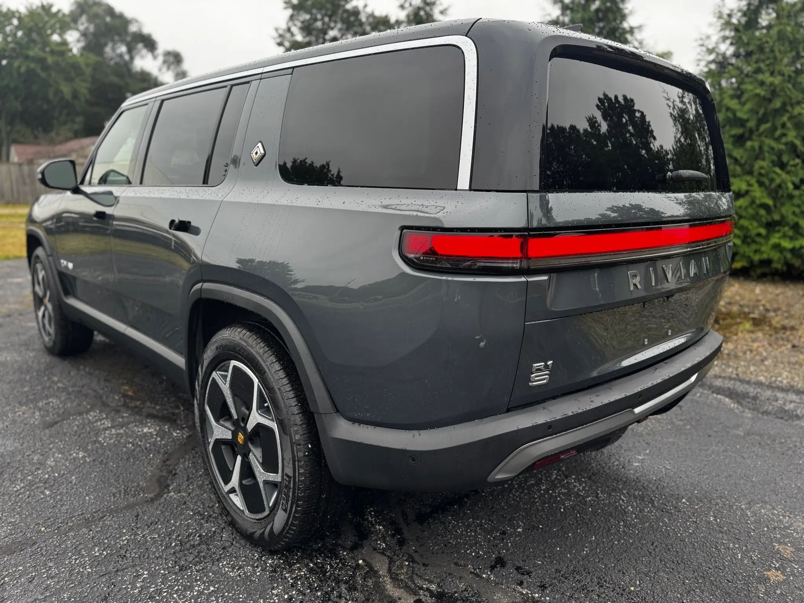 2024 Rivian R1S Adventure photo 3