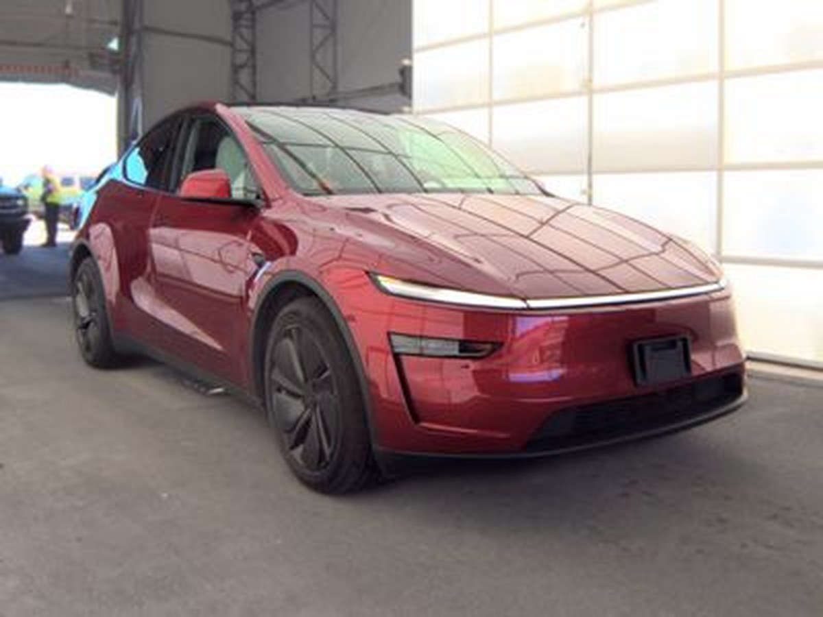 Used 2026 Tesla Model Y Long Range in Red, photo 2 of 6