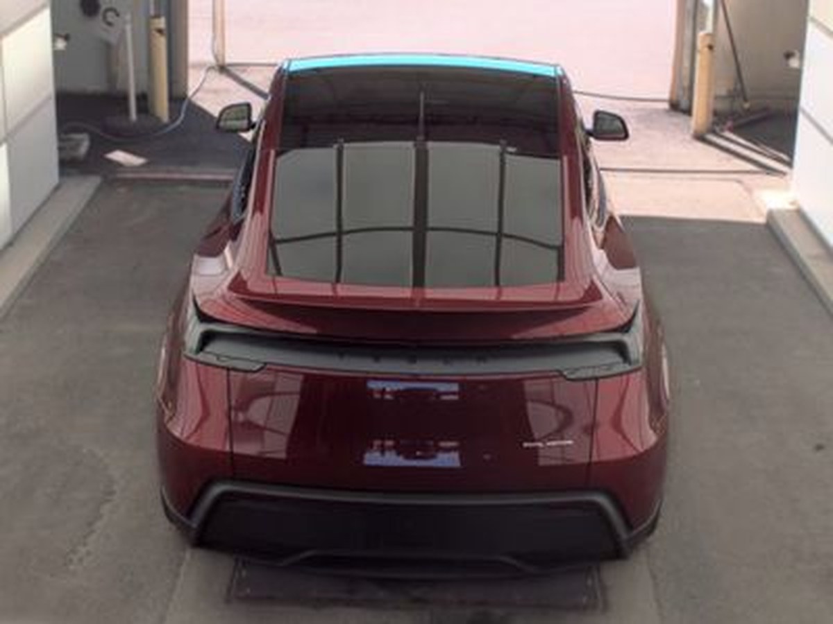 Used 2026 Tesla Model Y Long Range in Red, photo 6 of 6
